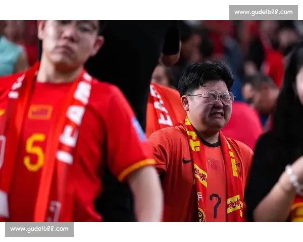 意以世预赛突发:两球迷冲场被安保拦截 意以世预赛突发:两球迷冲场被安保拦截